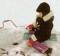 Даже дети уменют ловить рыбу зимой