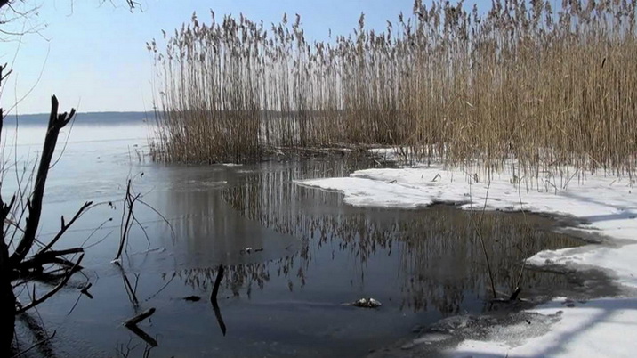 На озере ранней весной таянье льда