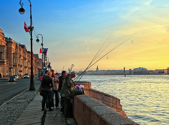 Рыбалка в городе на набережной