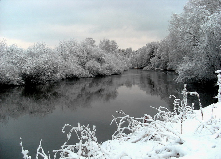 зимой на реке с удочкой